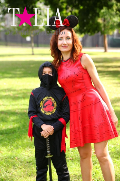 Захотелось костюмированную фотосессию к Хэллоуину? Пожалуйста. Прохожие и соседи Вас даже не заметят - у них своя жизнь!